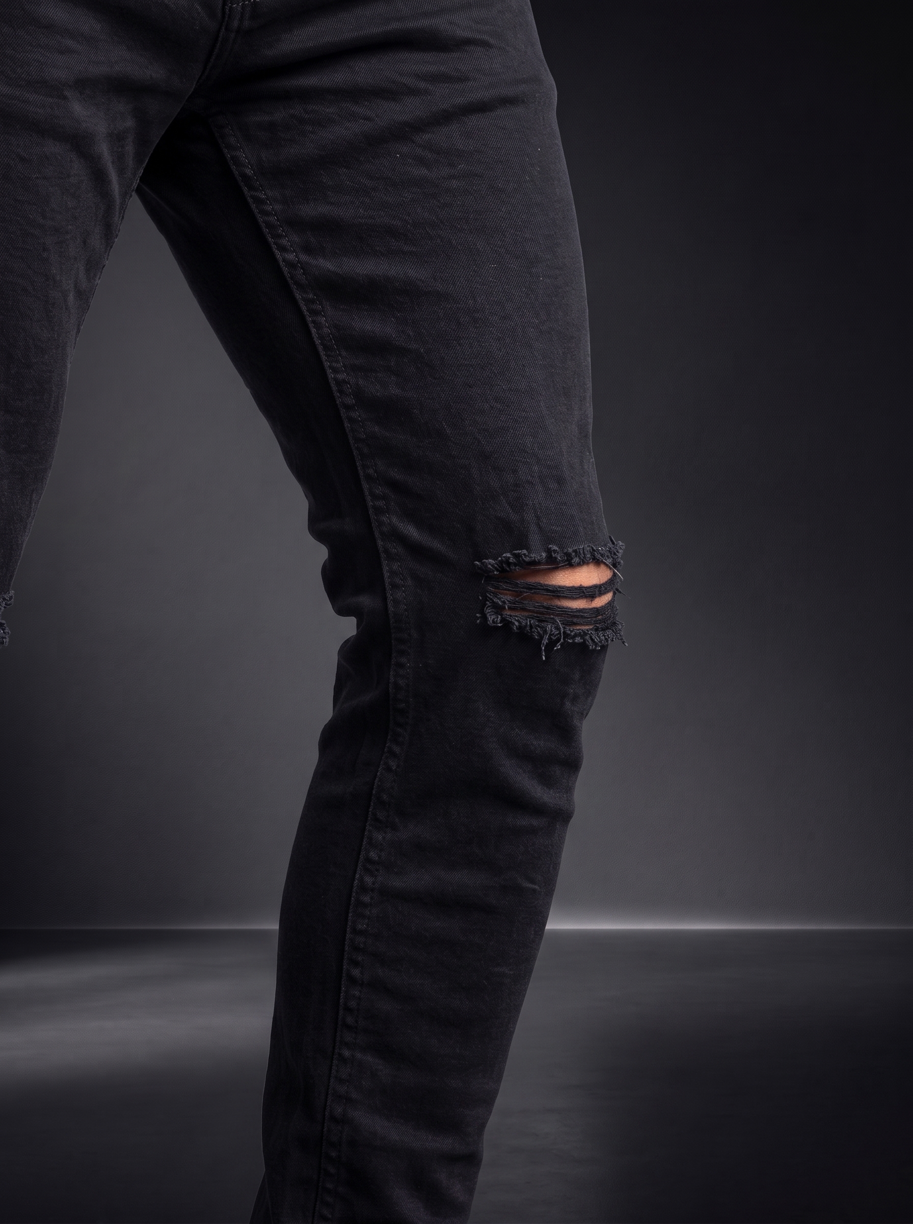 Мъжки накъсани на коленете дънки Slim Fit – Черен деним - Image 4